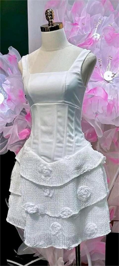 La Blanche Élégance Mini Dress